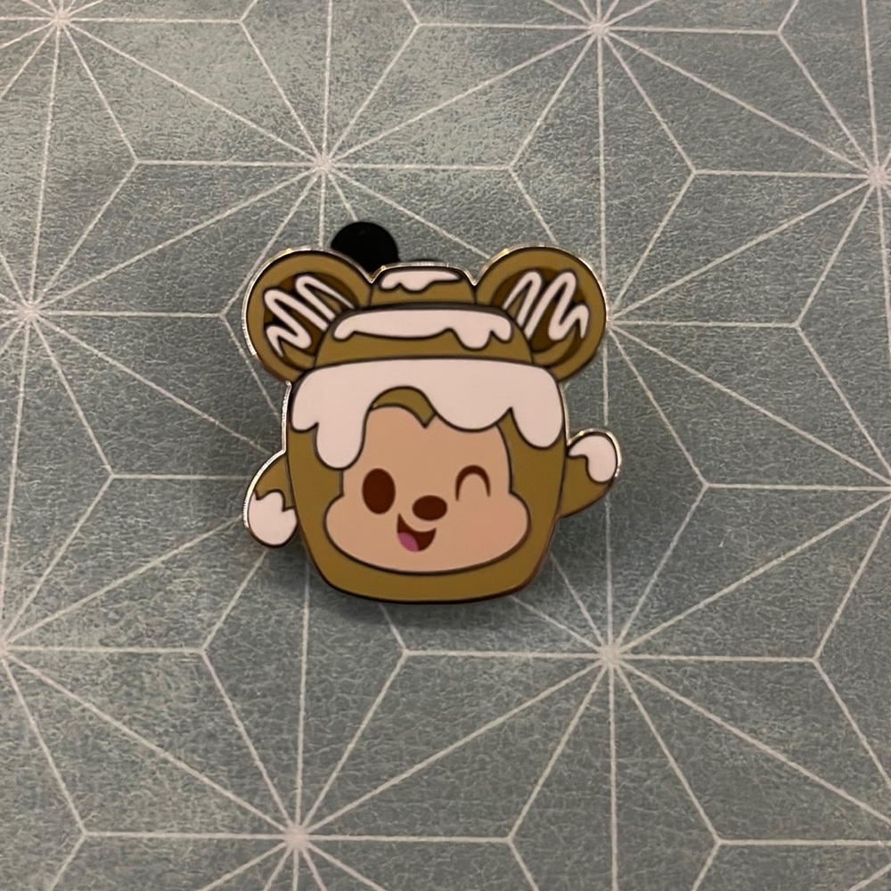 Disney munchling pin